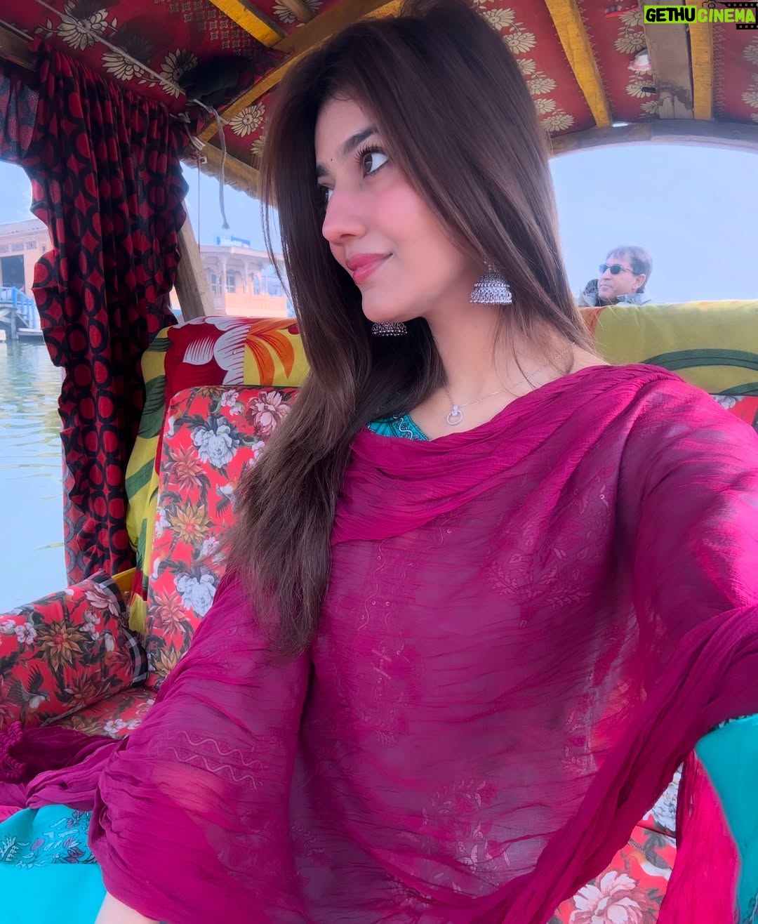 Pooja Solanki - 2.6K Likes - क्या ऐसा हो सकता है ! हम तुमको तुमसे माँगे 
और तुम मुस्कुरा के कहो , अपनी चीज़ मांगा नहीं करते.!! 🫶🏻💌