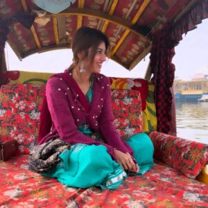 Pooja Solanki Instagram - क्या ऐसा हो सकता है ! हम तुमको तुमसे माँगे
और तुम मुस्कुरा के कहो , अपनी चीज़ मांगा नहीं करते.!! 🫶🏻💌