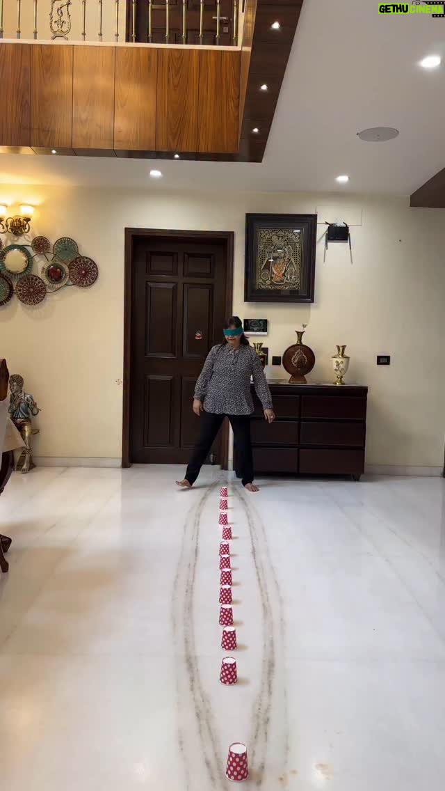 Poonam Arjun Rawat - 4K Likes - Blind fold game 

#game #familyfun #bhammukiduniya