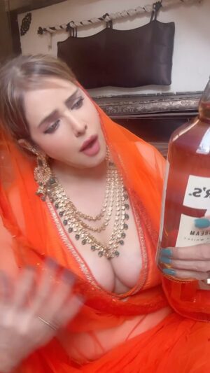 Poonam Jhawer Instagram - Yaar bas tadpao mat 🤪🍷🍺⌛️
#viralreels #trendingsongs #viral #explore #tafpaoge #poonamjhawer #comedyreels #funnyreels