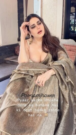Poonam Jhawer Instagram - Pyaar karke dhokha dene ka bahana hai ki dost banke rahte hai na 🙈
#trending #trendingsong #fyppage #viral #viralreels #reelitfeelit #poonamjhawer #emotionalsong #heartbreak