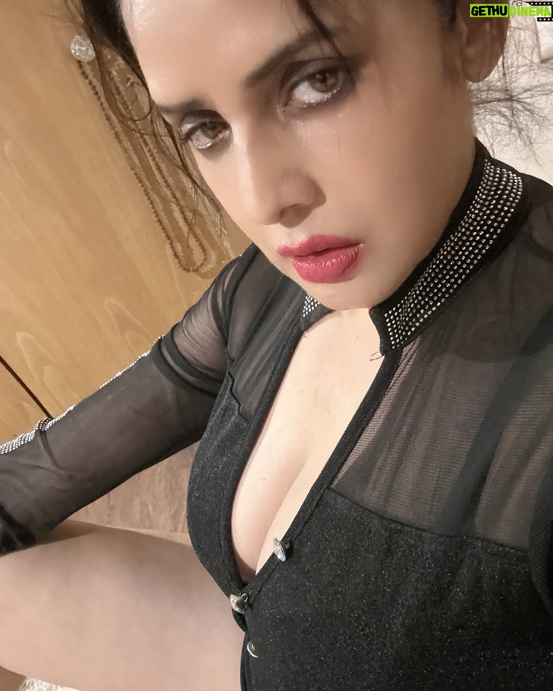 Poonam Jhawer - 1.6K Likes - Ye अदा , ये हुस्न । मैं सिम्पली पूनम!
Simply yours 💃

#instapost #casualphoto #selfphotography #simplybetter #selfies #blackfashion #instamood #instafamous #poonamjhawer  reply please 
Do you like my simply clicked photos ??