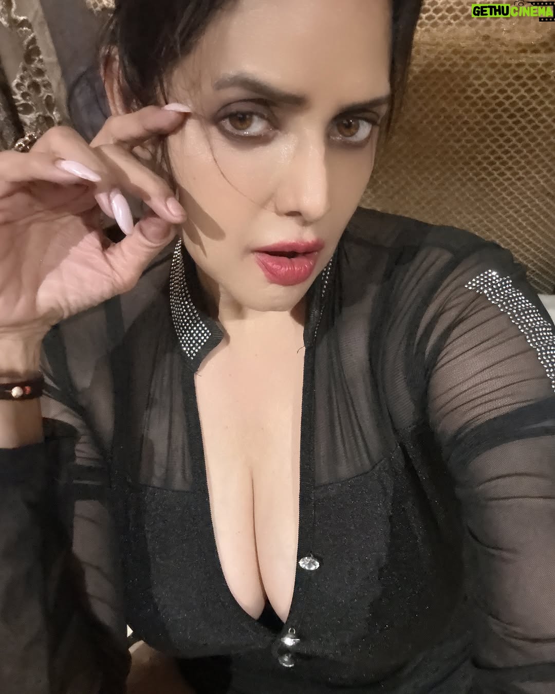 Poonam Jhawer - 1.6K Likes - Ye अदा , ये हुस्न । मैं सिम्पली पूनम!
Simply yours 💃

#instapost #casualphoto #selfphotography #simplybetter #selfies #blackfashion #instamood #instafamous #poonamjhawer  reply please 
Do you like my simply clicked photos ??