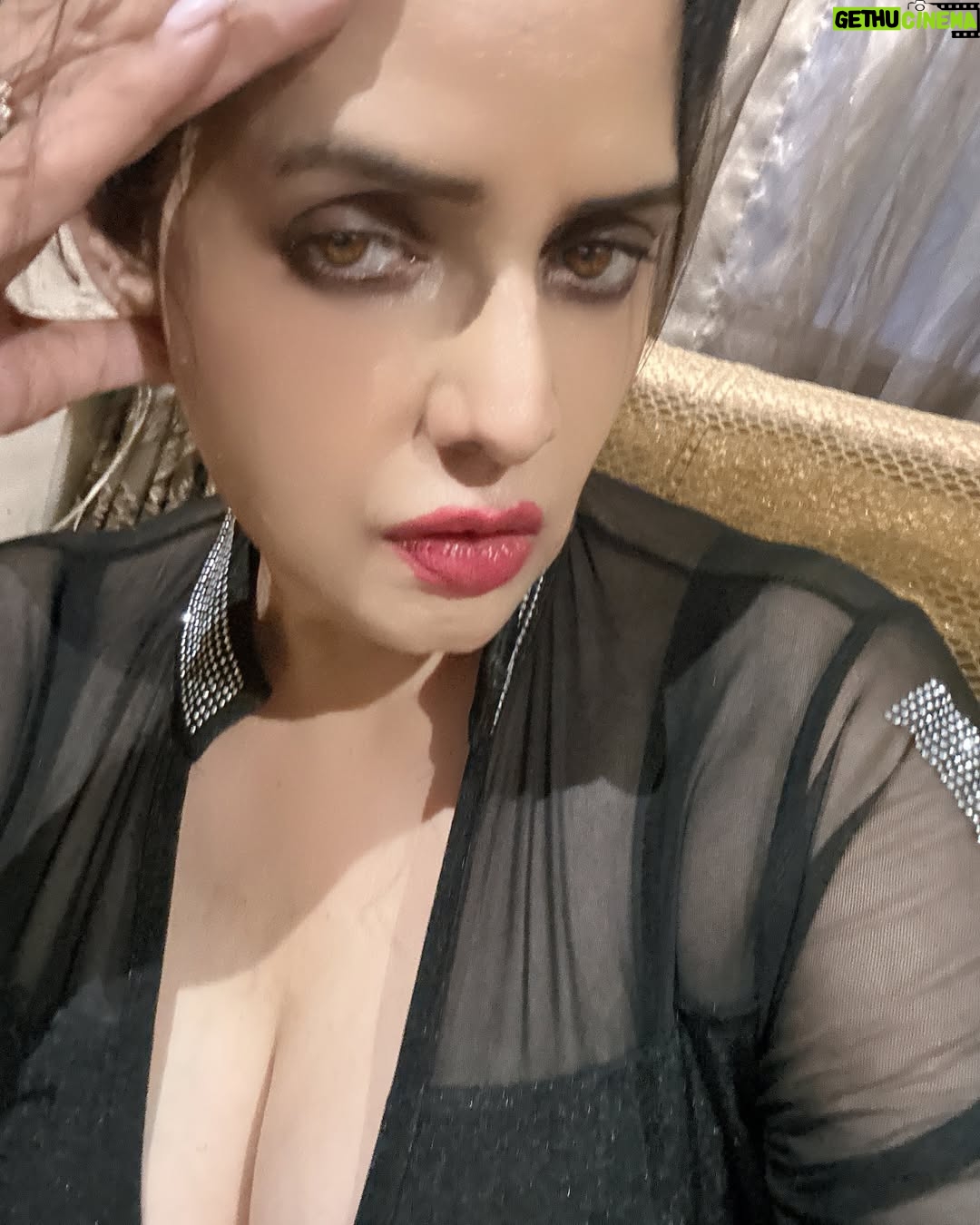Poonam Jhawer - 1.6K Likes - Ye अदा , ये हुस्न । मैं सिम्पली पूनम!
Simply yours 💃

#instapost #casualphoto #selfphotography #simplybetter #selfies #blackfashion #instamood #instafamous #poonamjhawer  reply please 
Do you like my simply clicked photos ??