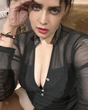 Poonam Jhawer Instagram - Ye अदा , ये हुस्न । मैं सिम्पली पूनम!
Simply yours 💃
#instapost #casualphoto #selfphotography #simplybetter #selfies #blackfashion #instamood #instafamous #poonamjhawer reply please
Do you like my simply clicked photos ??