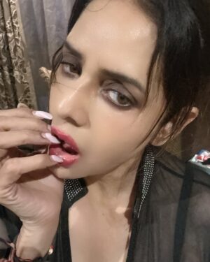 Poonam Jhawer Instagram - Ye अदा , ये हुस्न । मैं सिम्पली पूनम!
Simply yours 💃
#instapost #casualphoto #selfphotography #simplybetter #selfies #blackfashion #instamood #instafamous #poonamjhawer reply please
Do you like my simply clicked photos ??