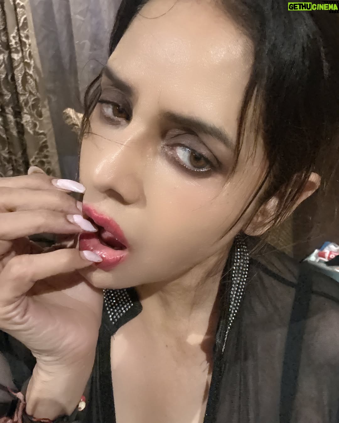 Poonam Jhawer - 1.6K Likes - Ye अदा , ये हुस्न । मैं सिम्पली पूनम!
Simply yours 💃

#instapost #casualphoto #selfphotography #simplybetter #selfies #blackfashion #instamood #instafamous #poonamjhawer  reply please 
Do you like my simply clicked photos ??