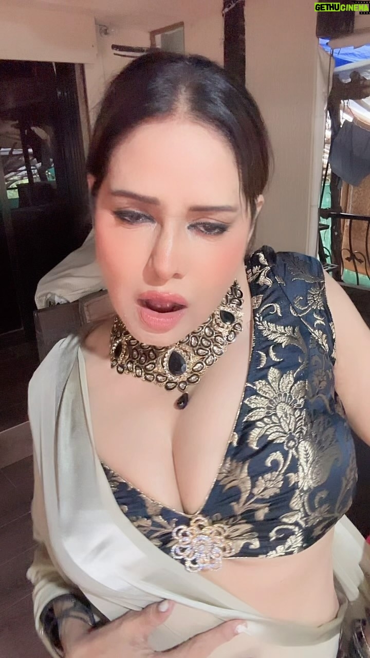 Poonam Jhawer - 3.4K Likes - Sach much me khubsurat hoon ?? Kuch kaho na 🤪🌶️

#reelsindia #explorepage✨ #saree #trending #poonamjhawer #shreedevi #actress