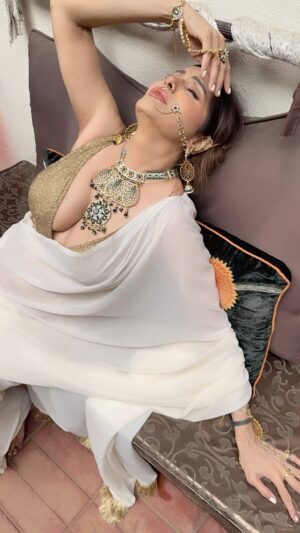 Poonam Jhawer Instagram - मेरी ज़िन्दगी एक प्यास !
#viral #sadsongs #saree #jwellerycollection #trending #reelitfeelit #instamusic #poonamjhawer