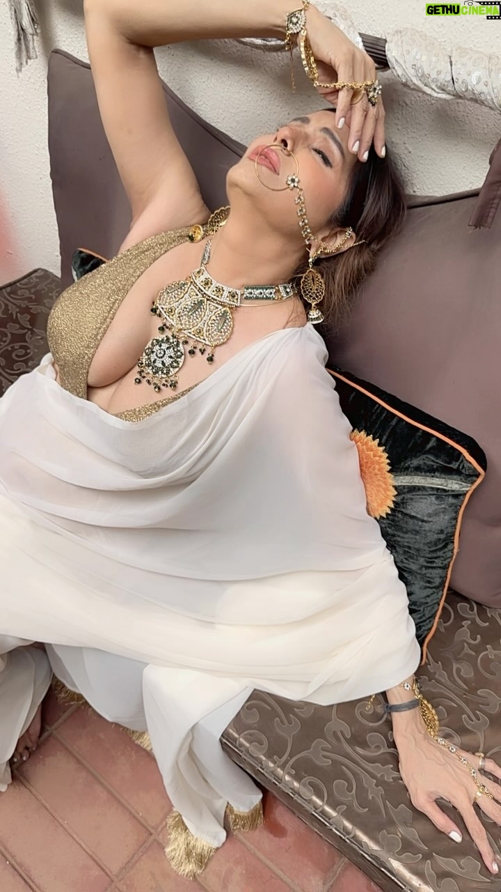 Poonam Jhawer - 2.1K Likes - मेरी ज़िन्दगी एक प्यास ! 

#viral #sadsongs #saree #jwellerycollection  #trending #reelitfeelit #instamusic #poonamjhawer