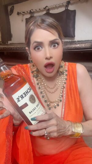 Poonam Jhawer Instagram - Tumko kaisa lagta hai 🍺🥃??
#comedyvideos #comedyreels #funnyreels #viral #reelitfeelit #poonamjhawer #sareeofinstagram