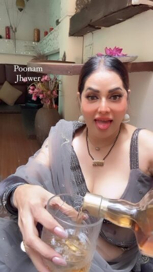 Poonam Jhawer Instagram - Drink 🍷🥃🍾🍺 Aap bhi 🤪
#funnyreels #comedyreels #sareelovers #reelitfeelit #comedyvideo #funday #funclub #laughteristhebestmedicine #poonamjhawer