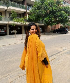 Prableen Kaur Bhomrah Instagram - Broken hand & pretty smiles 🥰 (thinking about @rahul_yangaldas the whole time😭🧿)
Outfit @asrumo_in
Jewellery @unfoldself_