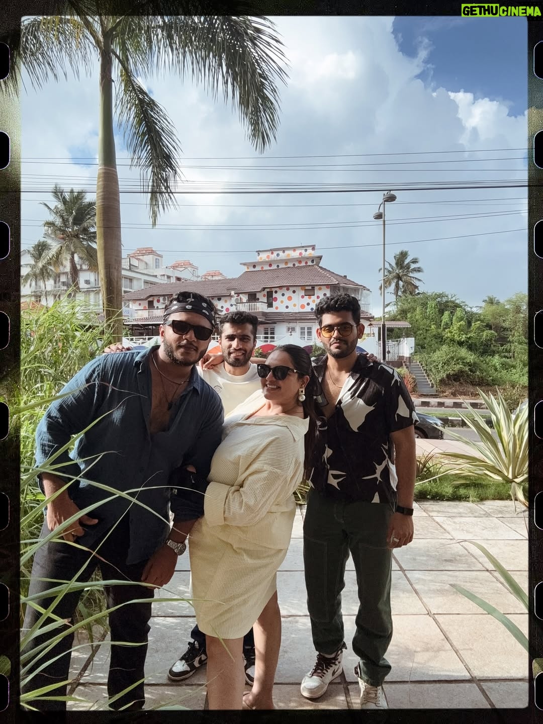 Prableen Kaur Bhomrah - 8.5K Likes - A hot minute with all my boys 🥰

@charaavi_studio outfit!
