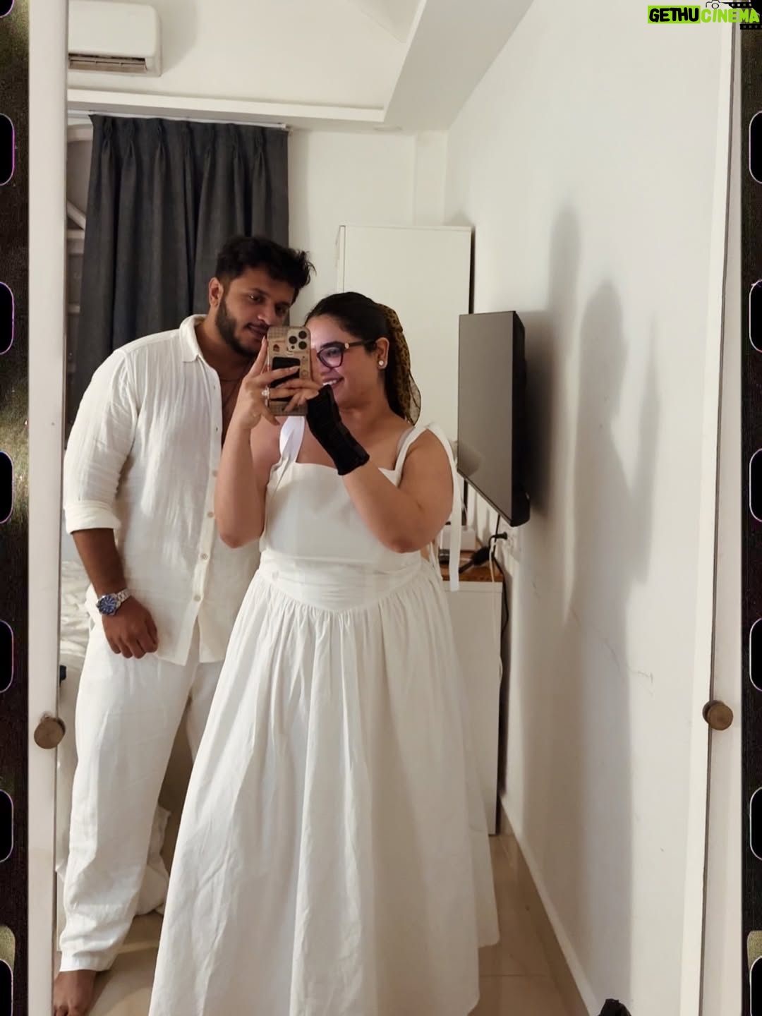 Prableen Kaur Bhomrah - 8.5K Likes - A hot minute with all my boys 🥰

@charaavi_studio outfit!