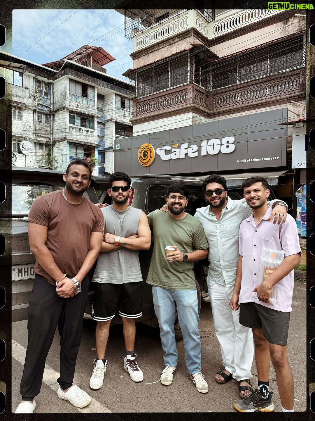 Prableen Kaur Bhomrah - 8.5K Likes - A hot minute with all my boys 🥰

@charaavi_studio outfit!