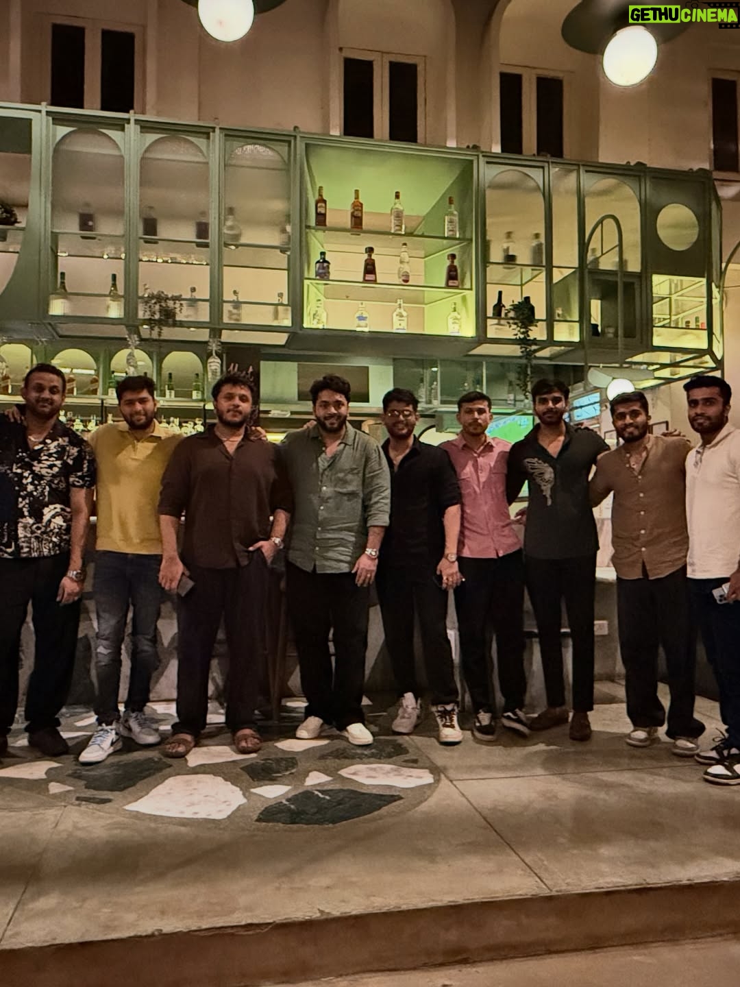 Prableen Kaur Bhomrah - 8.5K Likes - A hot minute with all my boys 🥰

@charaavi_studio outfit!