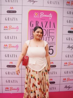 Prableen Kaur Bhomrah Instagram - I won “skinfluencer of the year” @graziaindia 🥰
Outfit @neetiandmudita
Bag @akikilondon
Heels @theater.xyz
Jewellery @kushalsfashionjewellery