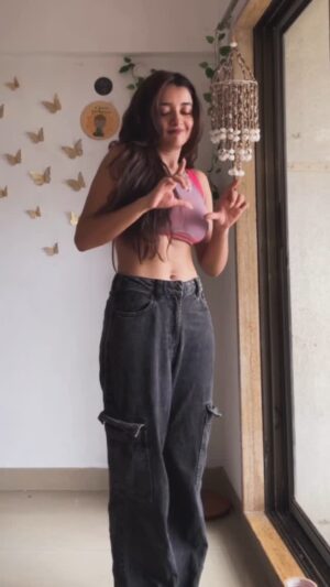 Pranjali Singh Instagram - Feeling the song > Dancing on it ! 

[rehlemerekol, mood, dance, trending, reelitfeelit, btssesh]
#rehlemerekol #mood #dance #reelkarofeelkaro #reelitfeelit