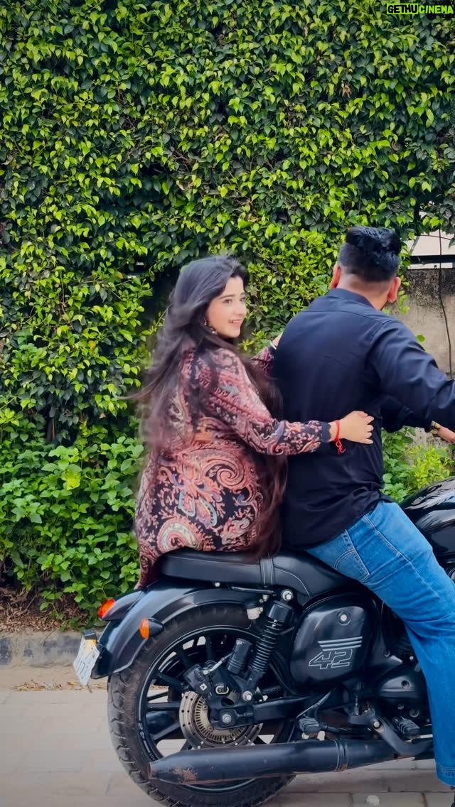 Pratiksha Kant - 5.6K Likes - Bullet pe mare gaddiyen🔥🏍️

#pratiskha14_9