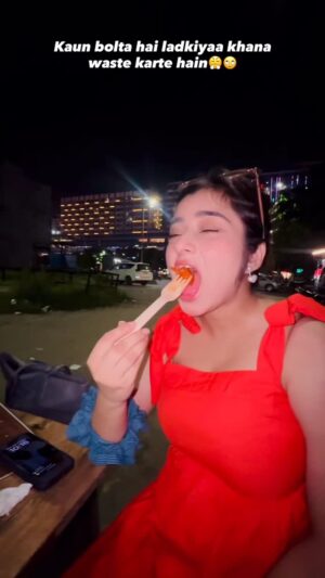 Pratiksha Kant Instagram - Kaun bolta hai ladkiya khana waste karte hain😤🙄😡

#pratikshakantofficial #pratikshakantt #pratiksha14_9 #funny #funnyvideos #trend #instagram #instagramreels #instagaramfunnyreels🤣🤣🤣🤣