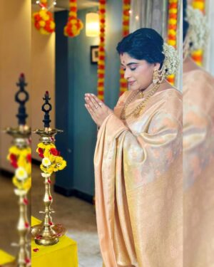Preethi Sanjiv Instagram - EN AZHAGI NEE! 🙏🙏 VARALAKSHMI ❤️
Photography: @swathi.konde_official thnkooo 🤗
JEWELS FROM @harshianbu_jewels 
Mahalakshmi brooch
Manga malai
Maatal earings 
Aadi/Aashada sale 

Shop above 2k - 8% discount
Coupon code : harshi8
Shop above 3k - 10% discount
Coupon code: harshi10
Shop above 9k - 15% discount
Coupon code: harshi15
SAREE @prativacoutures 
Pithani printed peachgolden silk saree. 
.
.
.
.
.#hashtag #jewelry #sareeandme #suntv #moondrumudichu #sundravalli #varalakshmivratham