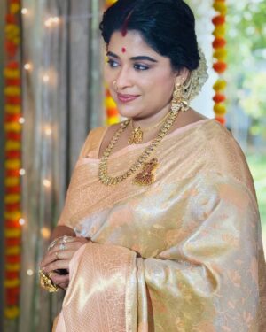 Preethi Sanjiv Instagram - EN AZHAGI NEE! 🙏🙏 VARALAKSHMI ❤️
Photography: @swathi.konde_official thnkooo 🤗
JEWELS FROM @harshianbu_jewels 
Mahalakshmi brooch
Manga malai
Maatal earings 
Aadi/Aashada sale 

Shop above 2k - 8% discount
Coupon code : harshi8
Shop above 3k - 10% discount
Coupon code: harshi10
Shop above 9k - 15% discount
Coupon code: harshi15
SAREE @prativacoutures 
Pithani printed peachgolden silk saree. 
.
.
.
.
.#hashtag #jewelry #sareeandme #suntv #moondrumudichu #sundravalli #varalakshmivratham