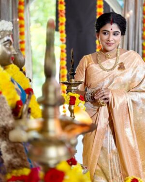 Preethi Sanjiv Instagram - EN AZHAGI NEE! 🙏🙏 VARALAKSHMI ❤️
Photography: @swathi.konde_official thnkooo 🤗
JEWELS FROM @harshianbu_jewels 
Mahalakshmi brooch
Manga malai
Maatal earings 
Aadi/Aashada sale 

Shop above 2k - 8% discount
Coupon code : harshi8
Shop above 3k - 10% discount
Coupon code: harshi10
Shop above 9k - 15% discount
Coupon code: harshi15
SAREE @prativacoutures 
Pithani printed peachgolden silk saree. 
.
.
.
.
.#hashtag #jewelry #sareeandme #suntv #moondrumudichu #sundravalli #varalakshmivratham