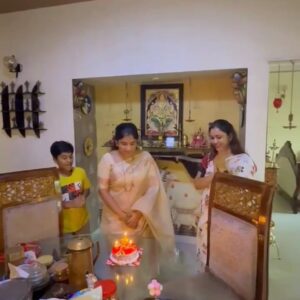 Preethi Sanjiv Instagram - MY BDAY DAY , started well with my long time friend tirupati devastanam Venkatachalapathi 🙏♥️♥️♥️,met him after 15yrs & ofcrs with my bestie @sivasankarisuvarna .
ThNku @geuui_sarang_ for ur cute gifts and the special cake 🎂