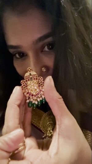 Preethi Sanjiv Instagram - Celebrating 60th birthday for friend's parents.. shashtiyapthapoorthi !
Jewels @harshianbu_jewels
.
.
.
.
.
#jewelry #reelsinstagram #trendingnow #saree #celebration #shashtipoorthi #sareeluv #getreadywithme how does it look