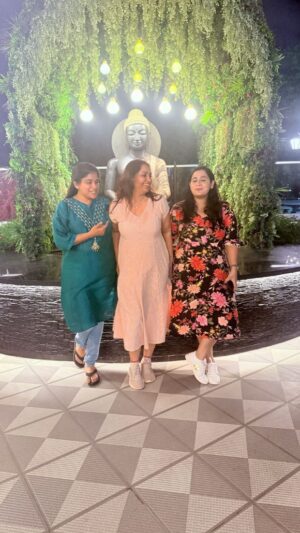 Preethi Sanjiv Instagram - School pasanga ... meeting after 10yrs @sivasankarisuvarna @shruthisambamurthy
#friendshipanthem #freindsforever #frienshipgoals
