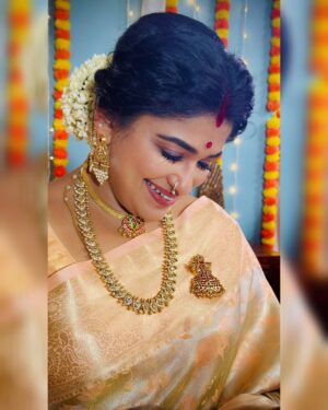 Preethi Sanjiv Instagram - EN AZHAGI NEE! 🙏🙏 VARALAKSHMI ❤️
Photography: @swathi.konde_official thnkooo 🤗
JEWELS FROM @harshianbu_jewels 
Mahalakshmi brooch
Manga malai
Maatal earings 
Aadi/Aashada sale 

Shop above 2k - 8% discount
Coupon code : harshi8
Shop above 3k - 10% discount
Coupon code: harshi10
Shop above 9k - 15% discount
Coupon code: harshi15
SAREE @prativacoutures 
Pithani printed peachgolden silk saree. 
.
.
.
.
.#hashtag #jewelry #sareeandme #suntv #moondrumudichu #sundravalli #varalakshmivratham