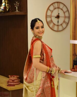Preethi Singh Instagram - Happy Teej, Gowri Habba and Ganesh Chaturthi to one and all!❤️ Tried a Bengali look, this is my Grandma’s saree, almost 30 years old.😅
.
.
.
.
.
.
.
.
.
.
.
.
.
#bengalisaree #7monthspregnant  #maternityphotography #maternitysaree #maternityshoot #teej #ganeshchaturthi #saree #sareelove #sareefashion #ethnicwear #ethnic #bengal #fashion #ootdindia #ootd #indianwear