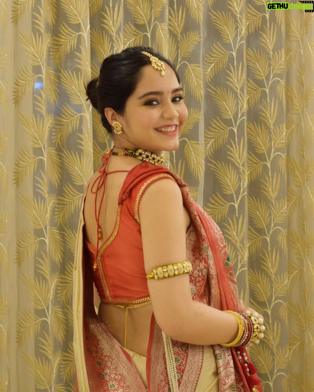 Preethi Singh - 7K Likes - Happy Teej, Gowri Habba and Ganesh Chaturthi to one and all!❤️ Tried a Bengali look, this is my Grandma’s saree, almost 30 years old.😅
.
.
.
.
.
.
.
.
.
.
.
.
.
#bengalisaree #7monthspregnant  #maternityphotography #maternitysaree #maternityshoot #teej #ganeshchaturthi #saree #sareelove #sareefashion #ethnicwear #ethnic #bengal #fashion #ootdindia #ootd #indianwear