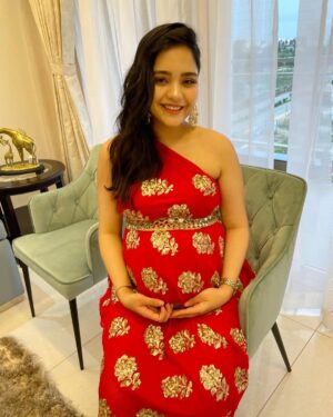 Preethi Singh Instagram - Happy Diwali!🪔❤️

Outfit- @thearab_crab @perniaspopupshop 
PC/Stylist/Annoying/Critic- @rathore_himani 
.
.
.
.
.
.
.
.
#diwali #diwalitransition #ootd #ootdfashion #ethnicwear #pregnancy .
. #pregnancyreels #maternityshoot #reels #reelsinstagram #momtobe #genderreveal #maternityfashion #ootd #fashionblogger 
#pregnancy #pregnant #pregnancyannouncement #maternitywear #maternityphotography #maternityreels #reelitfeelit #funnyvideos #funnymemes #funny #funnyreels #comedy #mom #momtobe