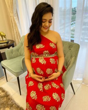 Preethi Singh Instagram - Happy Diwali!🪔❤️

Outfit- @thearab_crab @perniaspopupshop 
PC/Stylist/Annoying/Critic- @rathore_himani 
.
.
.
.
.
.
.
.
#diwali #diwalitransition #ootd #ootdfashion #ethnicwear #pregnancy .
. #pregnancyreels #maternityshoot #reels #reelsinstagram #momtobe #genderreveal #maternityfashion #ootd #fashionblogger 
#pregnancy #pregnant #pregnancyannouncement #maternitywear #maternityphotography #maternityreels #reelitfeelit #funnyvideos #funnymemes #funny #funnyreels #comedy #mom #momtobe