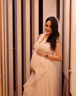 Preethi Singh Instagram - Thank you for all your wishes.❤️😊

Outfit- @kazowoman 
Watch - @rado 
.
.
.
.
#pregnancy #pregnant #maternitywear #maternityphotography #maternityshoot #momtobe #8thmonth #pregnancyshoot #ootd #bdaydress #birthday #babyshower
