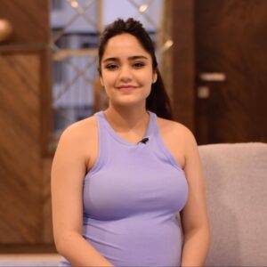 Preethi Singh Instagram - You know what this look with a mic on means! New video coming up soon.😊
.
.
.
.
.
.
#bts #shootmodeon #pregnancyshoot #8monthspregnant #maternityshoot #momtobe #pregnant