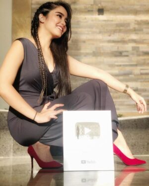 Preethi Singh Instagram - Recieved YouTube Silver Play Button!š
Grateful and blessed for all the support and love!ā„ļø Thank you.āŗļø
.
.
.
.
.
.
.
#silverplaybutton #forevernew #ootd #youtube #YouTuber