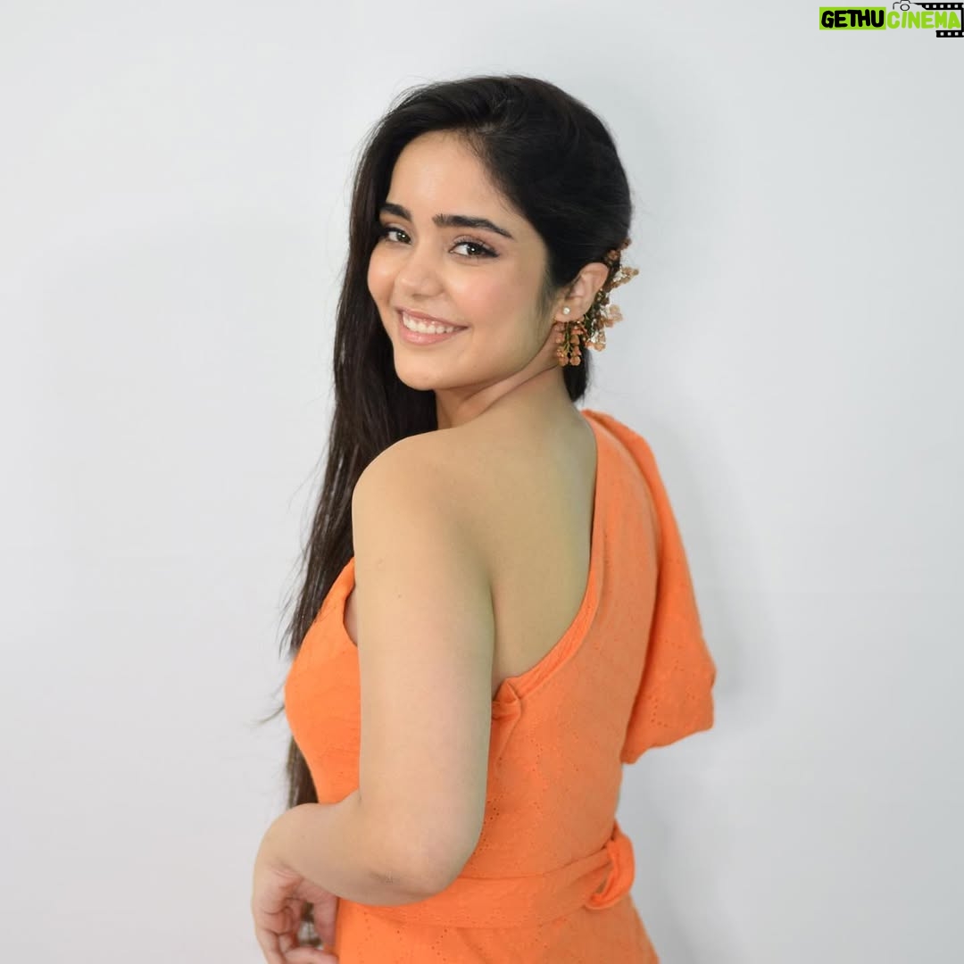 Preethi Singh - 6.3K Likes - Reminiscing. My hair, that waist and the arms!!😅

Jewellery- @perniaspopupshop