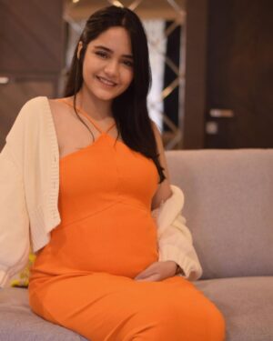 Preethi Singh Instagram - Getting bigger now. Week 26š§æ
Outfit Deets- Zara
.
.
.
.
.
.
.
.
#pregnancy #maternityshoot #maternityphotography #maternitydresses #pregnant #pregnancyphotoshoot