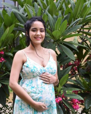 Preethi Singh Instagram - OUR HUGE NEWS!!🙈🤰❤️

Undeniably the greatest adventure of our lives has been set afoot. 👶

Outfit- @forevernew_india 
.
.
.
.
.
.
.#maternityshootbangalore #maternityshoot #20weekspregnant #20weeks #pregnancy #pregnant #maternityphotography #maternitydresses