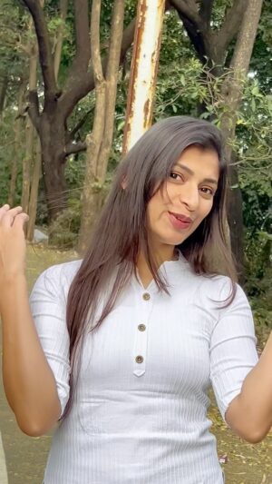 Preeti Patel Instagram - Kesa hai kon hai wo jane kaha hai. 🤍