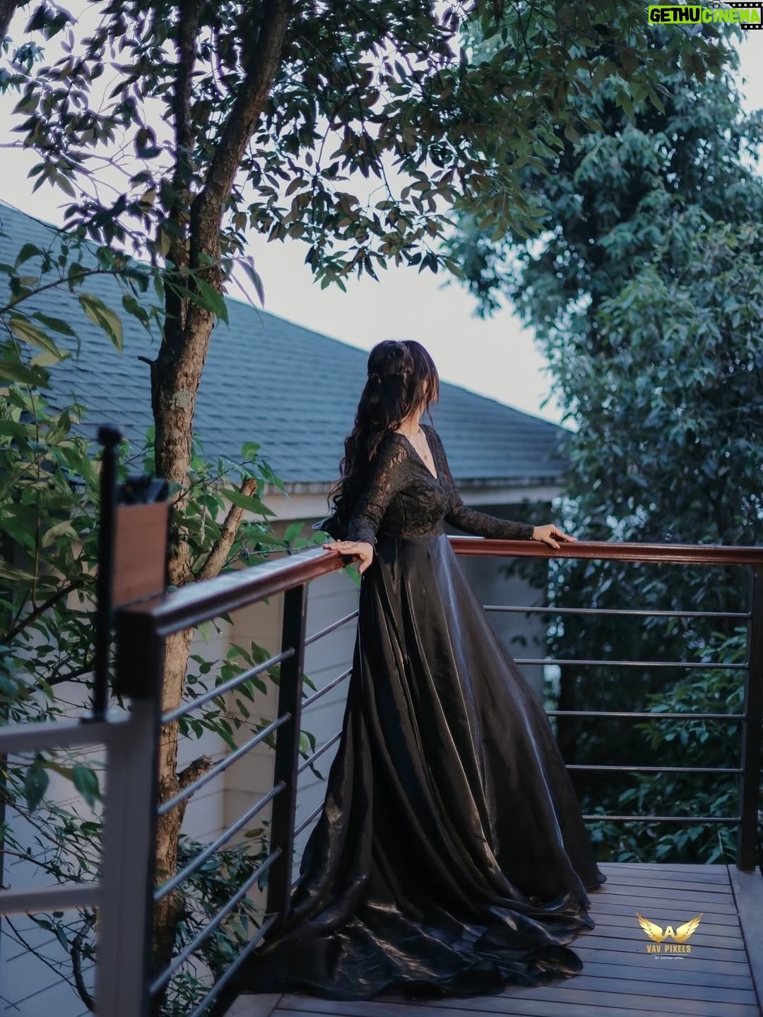 Prerna Malhan - 0.9 Million Likes - Black and White Night 🌹
#VampireDiaries 🤪
Gown - @siyapretcouture