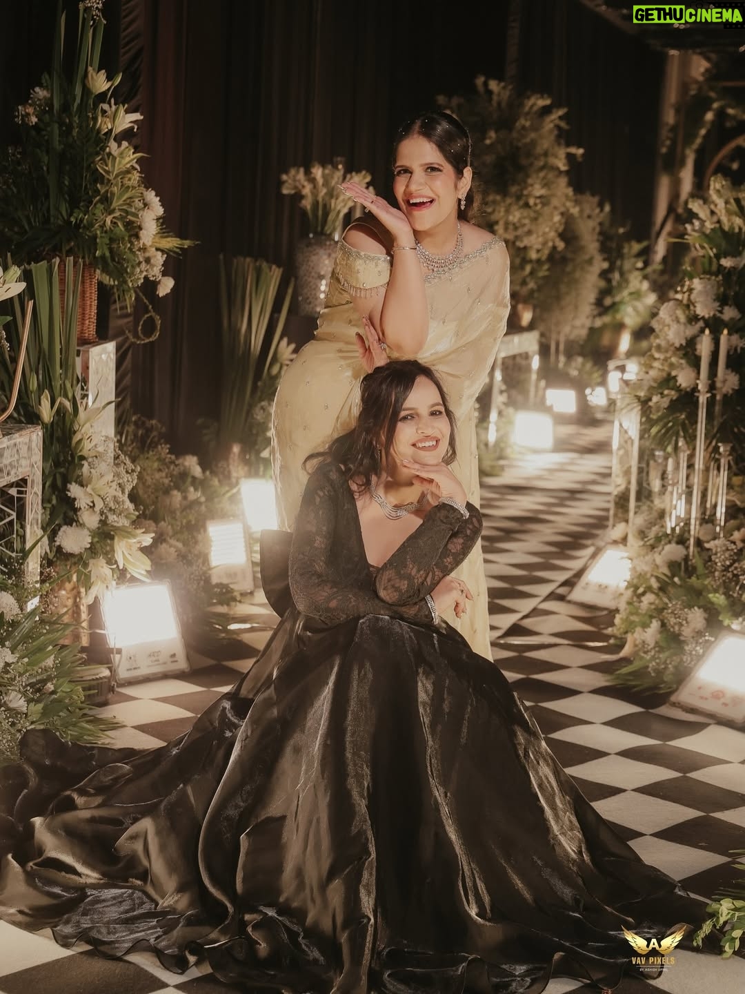 Prerna Malhan - 0.9 Million Likes - Black and White Night 🌹
#VampireDiaries 🤪
Gown - @siyapretcouture