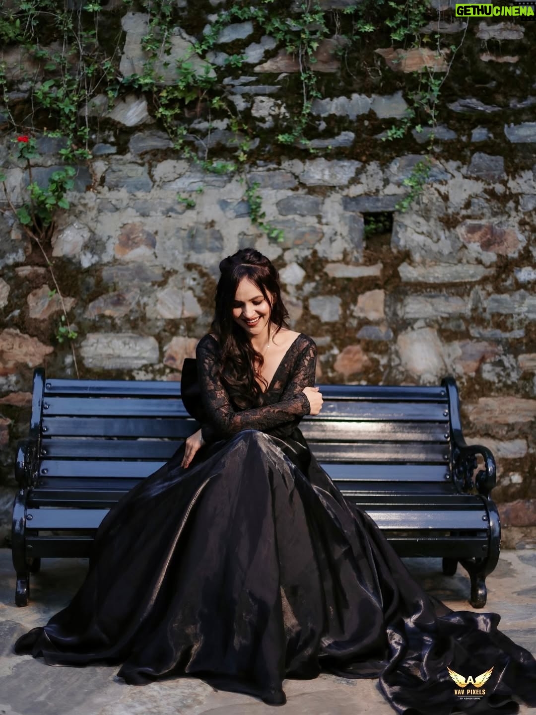 Prerna Malhan - 0.9 Million Likes - Black and White Night 🌹
#VampireDiaries 🤪
Gown - @siyapretcouture