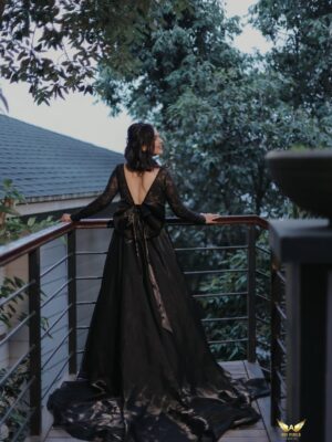 Prerna Malhan Instagram - Black and White Night 🌹
#VampireDiaries 🤪
Gown - @siyapretcouture