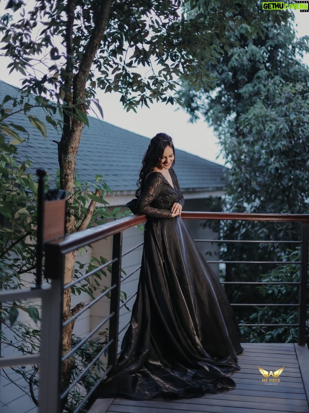 Prerna Malhan - 0.9 Million Likes - Black and White Night 🌹
#VampireDiaries 🤪
Gown - @siyapretcouture