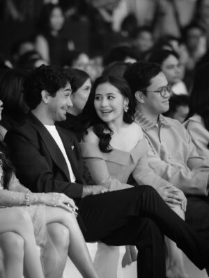 Prilly Latuconsina Instagram - Happy sekali bisa satu project sama mas Arya alias kakakuuuuu lagii! Sama-sama jadi #TeamGalaxy @officialpilarez
SERU sekali acaranya @samsungindonesia semalem dan penuh ketawaaa! Liat aja tuh @ariefmuhammad
Full senyum. Coba tebak isi pikirannya...