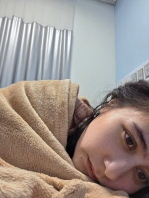 Prilly Latuconsina Instagram - Ternyata tubuh sudah lama kasih “alarm” untuk istirahat, tapi sering aku abaikan. Akhirnya tumbang juga, apalagi dengan kondisi pemberitaan yang bikin stres belakangan ini.
Sebenarnya aku sering sakit tapi diam-diam infus di apartment atau di lokasi dan tetap lanjut kerja karena nggak enak kalau harus batalkan jadwal—takut mengecewakan orang lain. Bahkan semalam, saat dokter bilang harus opname, refleks aku masih nanya: “Nggak boleh shooting dulu dok?” 😅
Tolong jangan ditiru ya.
Kali ini aku belajar untuk benar-benar memprioritaskan tubuh, karena salah satu “obatnya” memang harus bedrest. Jadi aku mau off main handphone dulu yaa. Aku mohon maaf untuk semua pekerjaan yang terpaksa harus aku batalkan. Semoga tidak terlalu mengecewakan.
Buat kalian juga, jangan pernah abaikan sinyal yang tubuh kasih. Bagaimanapun, tubuh inilah yang setiap hari menopang kita—dia juga butuh kita jaga dan prioritaskan.
Stay healthy and safe, semuanya. ❤️
